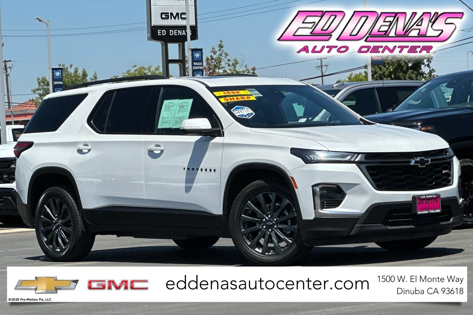 2023 Chevrolet Traverse RS in Iridescent Pearl Tricoat — front three-quarter view