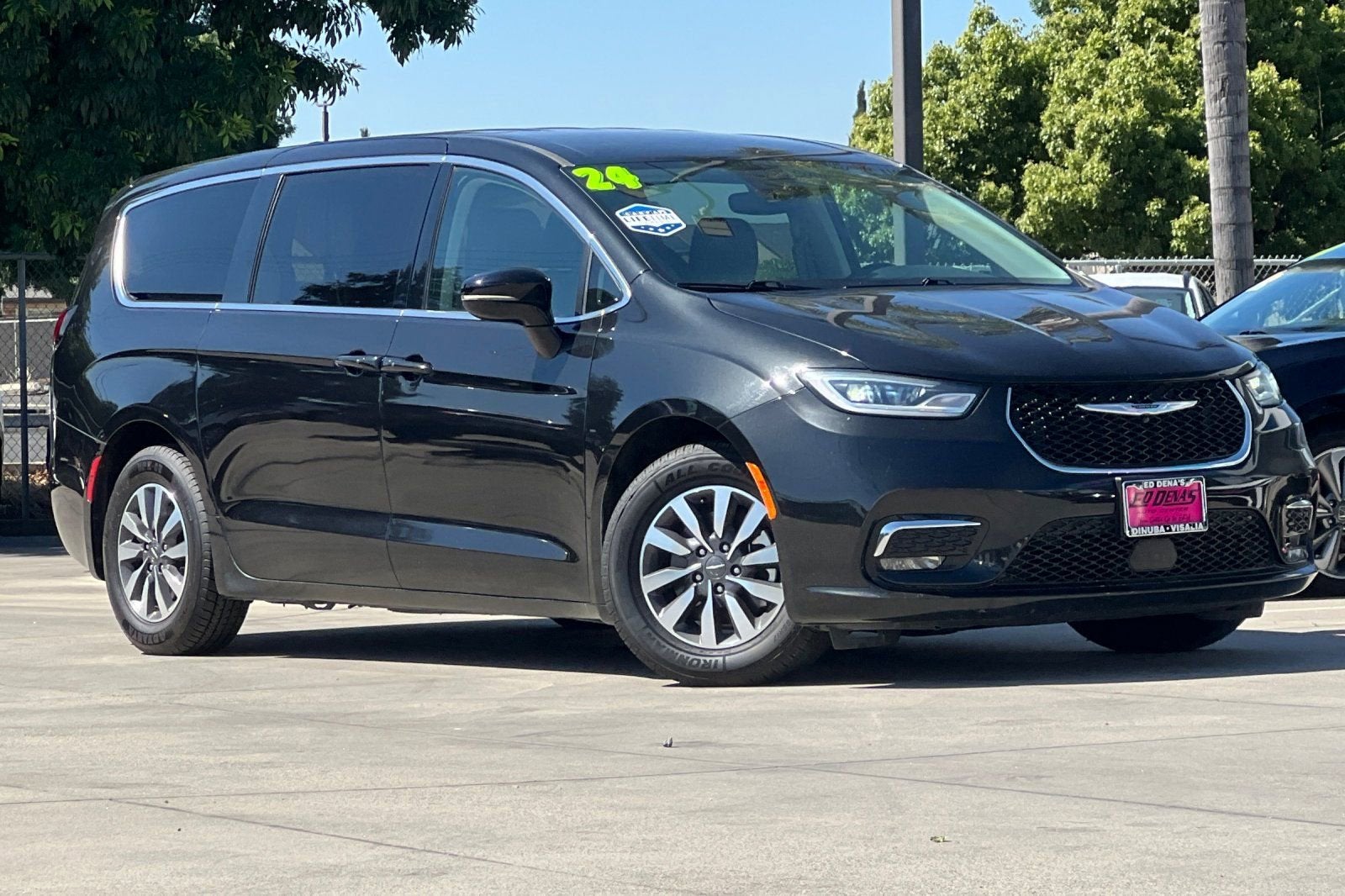 2024 Chrysler Pacifica — side profile view